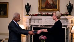 Abdulrazak Gurnah recebe Nobel da Literatura das mãos de Mikaela Kumlin Granit