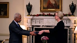 Abdulrazak Gurnah recebe Nobel da Literatura das mãos de Mikaela Kumlin Granit