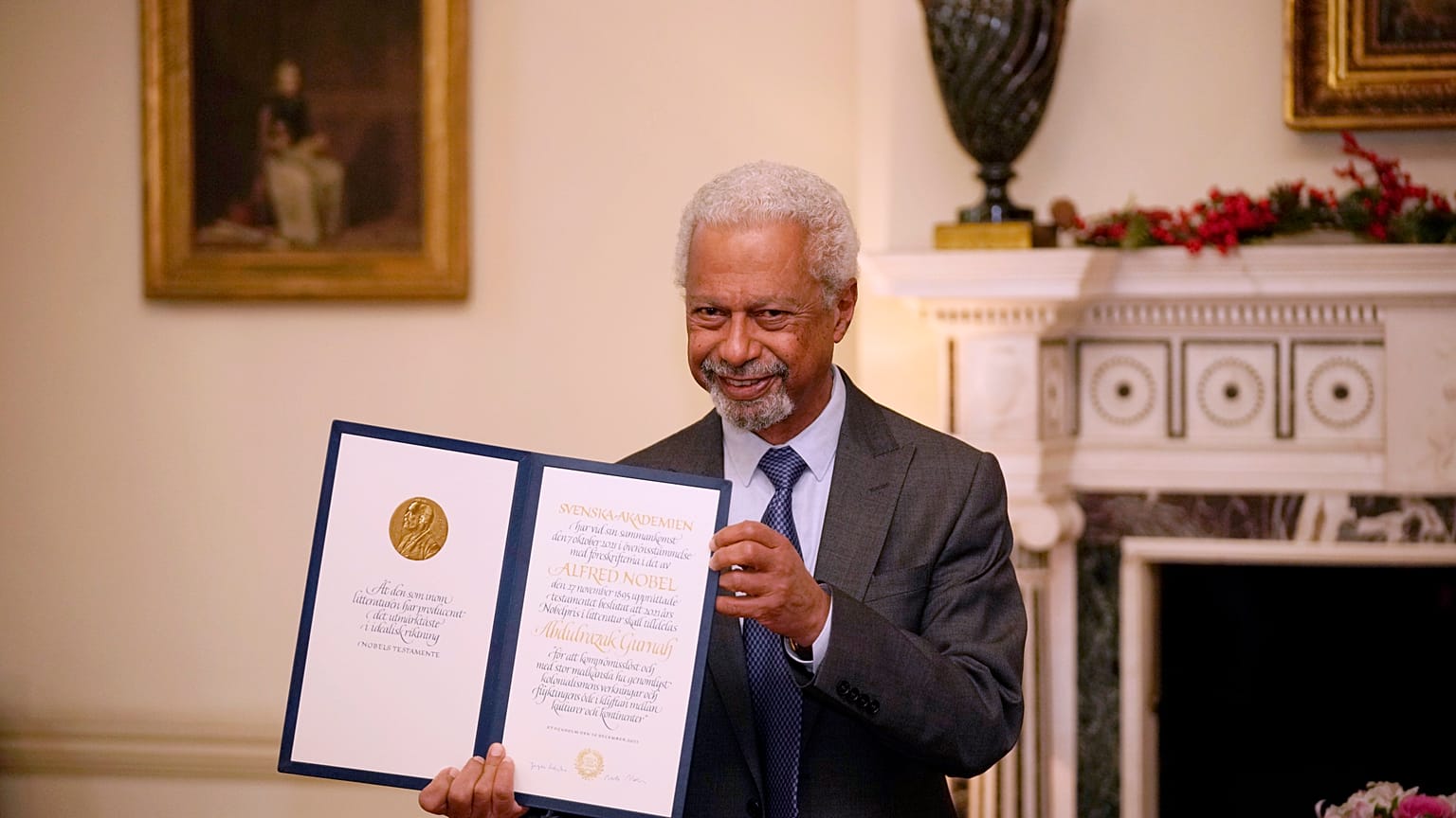 Abdulrazak Gurnah erhielt Medaille und Urkunde in London