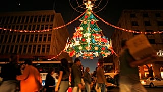 La gente camina junto a las luces navideñas, 13/12/2007, Guadalajara, México