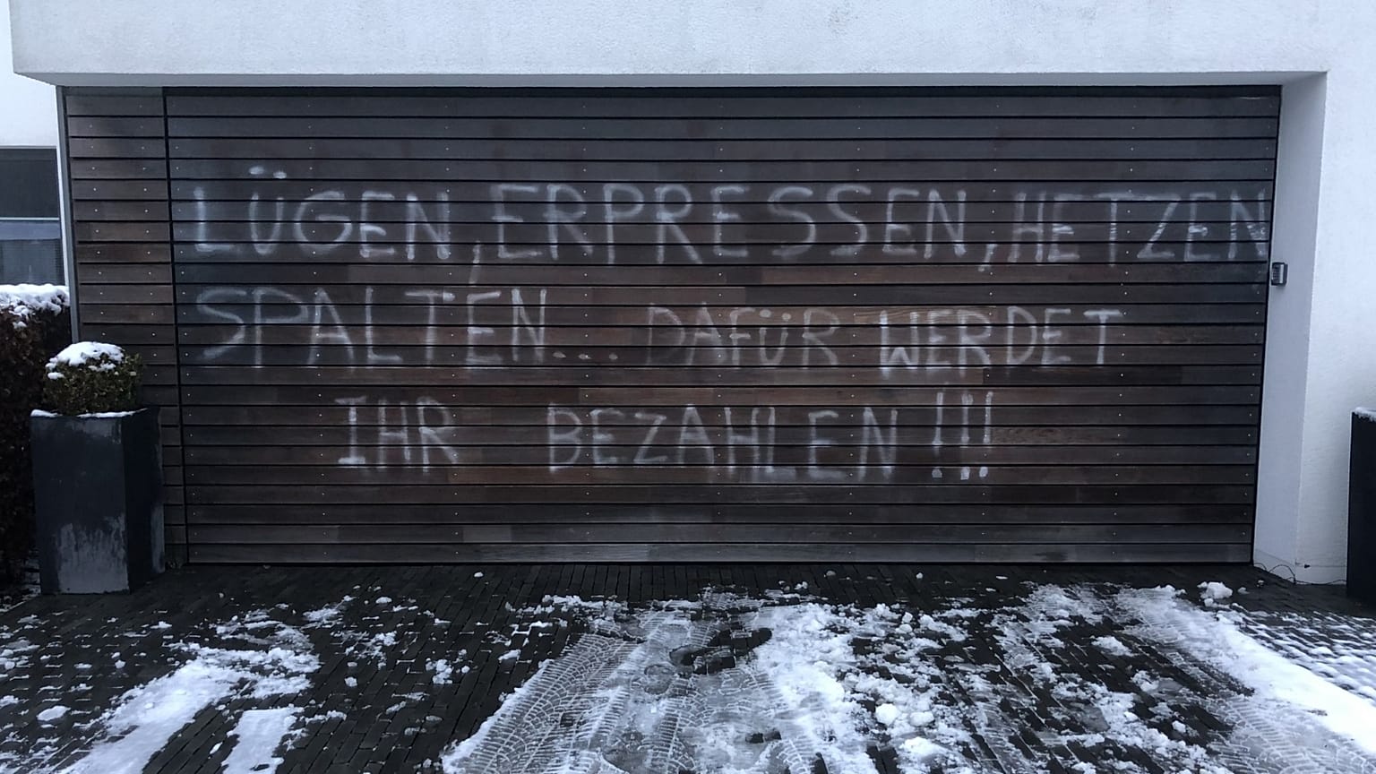 "...ezért megfizettek!" - Fenyegető feliratot fújtak a képviselő garázsára