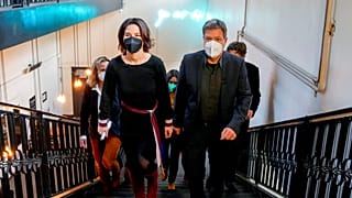 Die Spitzen der Grünen haben das Ergebnis der Abstimmung über den Koalitionsvertrag sowie die designierten Minister:innen vorgestellt.