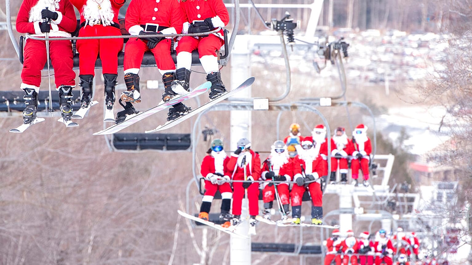 Les Pères Noël ont envahi la station de Newry (Maine) pour la bonne cause - le 05/12/2021