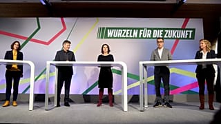 A párt sajtótájékoztatóján középen a két társelnök, Robert Habeck és Annalena Baerbock