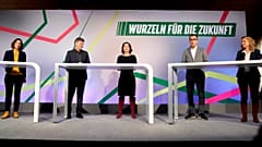Membros dos "Verdes" designados para integrar o governo, incluindo a líder Annalena Baerbock (ao centro)