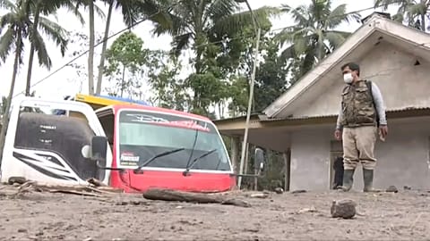 La lave a recouvert les maisons en Indonésie