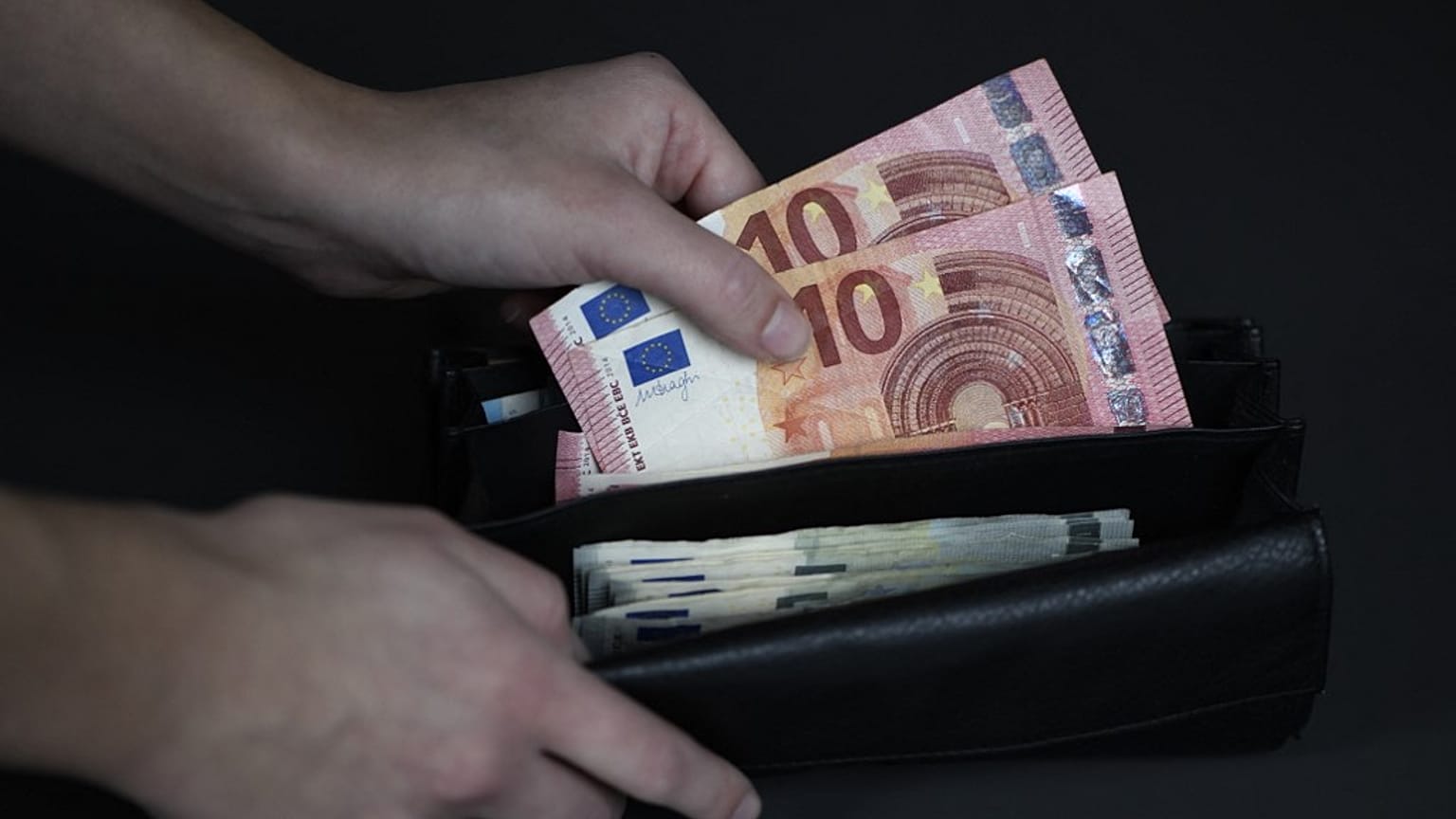 AB, ortak asgari ücret belirlenmesi için ilk adımı attı