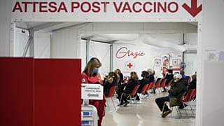 Vakcinára várók egy római oltóközpontban