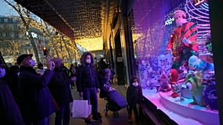 Прохожие в защитных масках в Париже