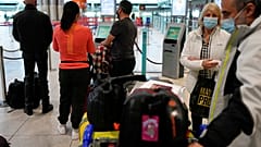 Reisende auf dem Flughafen Lissabon zu Monatsbeginn