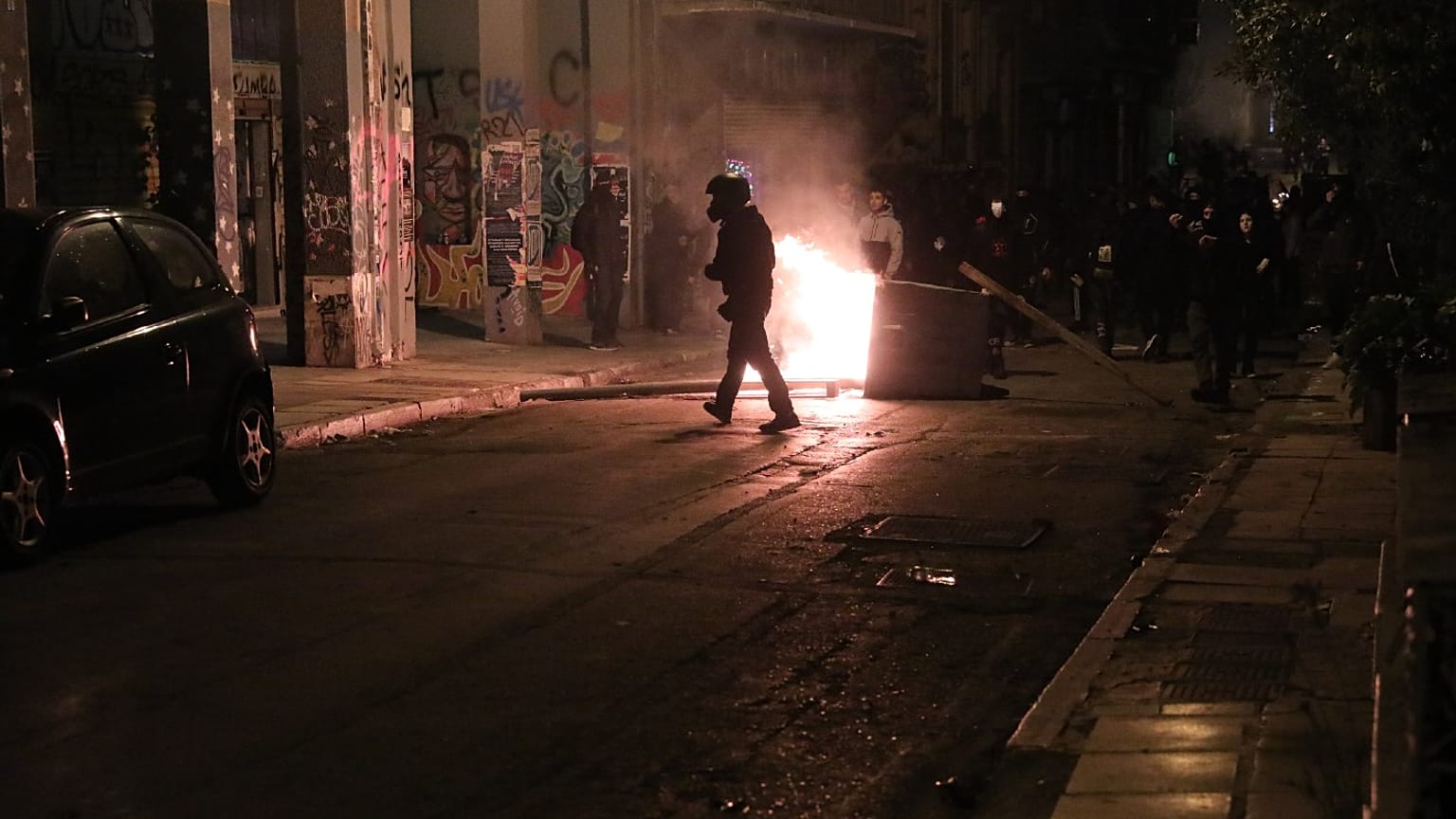 Διαδηλωτές βάζουν φωτιά σε κάδους σε δρόμο της Αθήνας, μετά το τέλος της πορείας μνήμης για την 13η επέτειο της δολοφονίας του Αλέξη Γρηγορόπουλου