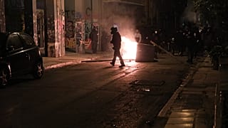 Διαδηλωτές βάζουν φωτιά σε κάδους σε δρόμο της Αθήνας, μετά το τέλος της πορείας μνήμης για την 13η επέτειο της δολοφονίας του Αλέξη Γρηγορόπουλου