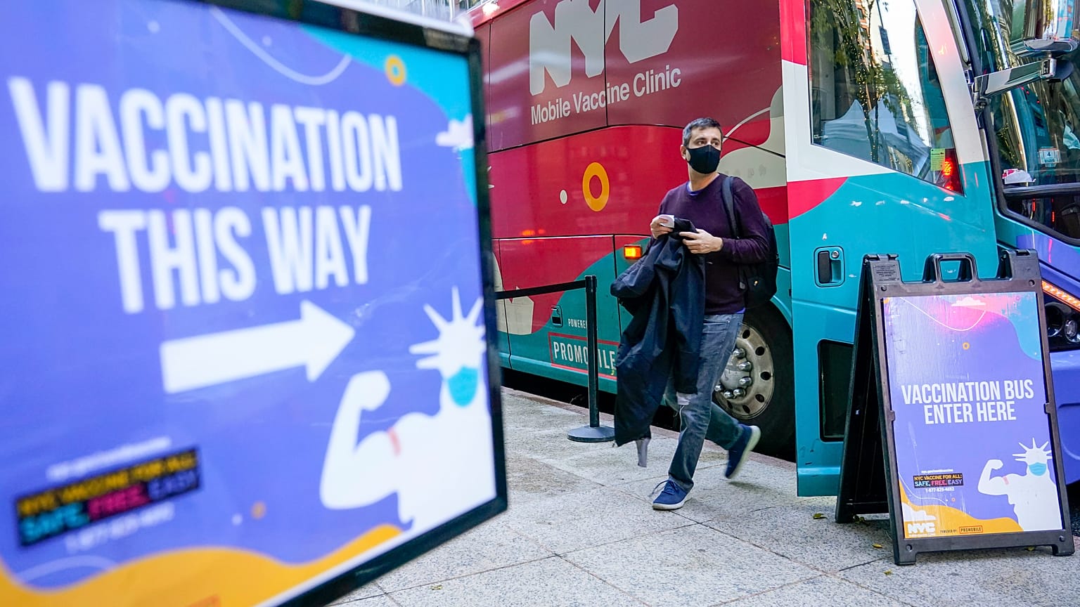 El alcalde de Nueva York, Bill de Blasio, impone la vacunación al sector privado