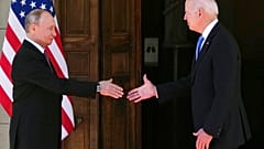 Les présidents russe Vladimir Poutine et américain Joe Biden se serrant la main à Genève, en Suisse, 16 juin 2021 