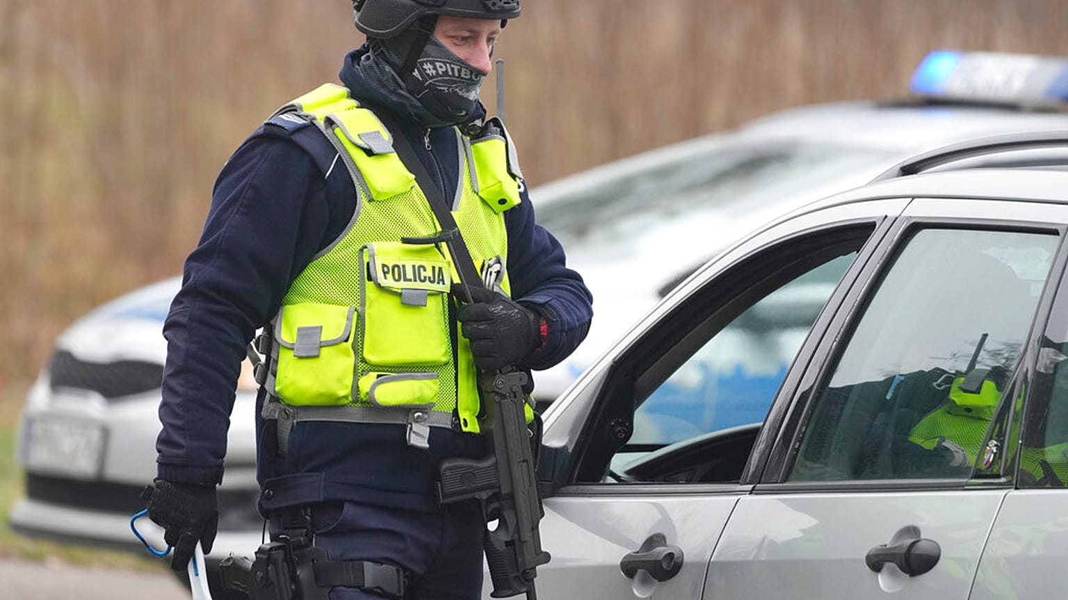 Contrôle de véhicules par la police polonaise, près du poste-frontières de Kuznica-Brugzi, Pologne, 17 novembre 2021, 