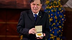 El físico Giorgio Parisi tras recibir la medalla del embajador de Suecia en Italia, en la Universidad de la Sapienza, Roma, 6/12/2021 