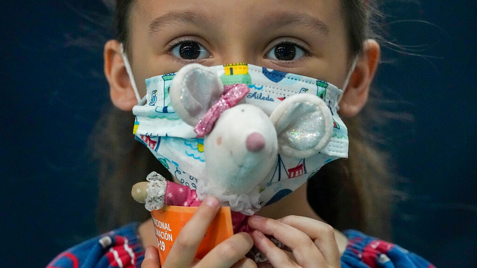 Helena Fernández, una niña de 5 años, tras recibir su primera dosis de la vacuna china Sinovac en Santiago de Chile