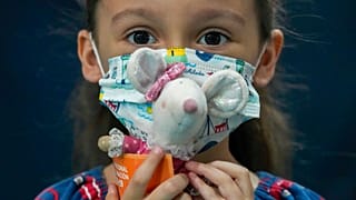 Helena Fernández, una niña de 5 años, tras recibir su primera dosis de la vacuna china Sinovac en Santiago de Chile