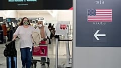 مسافرون إلى الولايات المتحدة الأمريكية في مطار بيرسون الدولي أثناء جائحة COVID-19 في تورنتو ـ كندا. 2021م12/03
