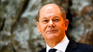 Almanya'da yarın başbakanlık koltuğuna oturacak Olaf Scholz kimdir?