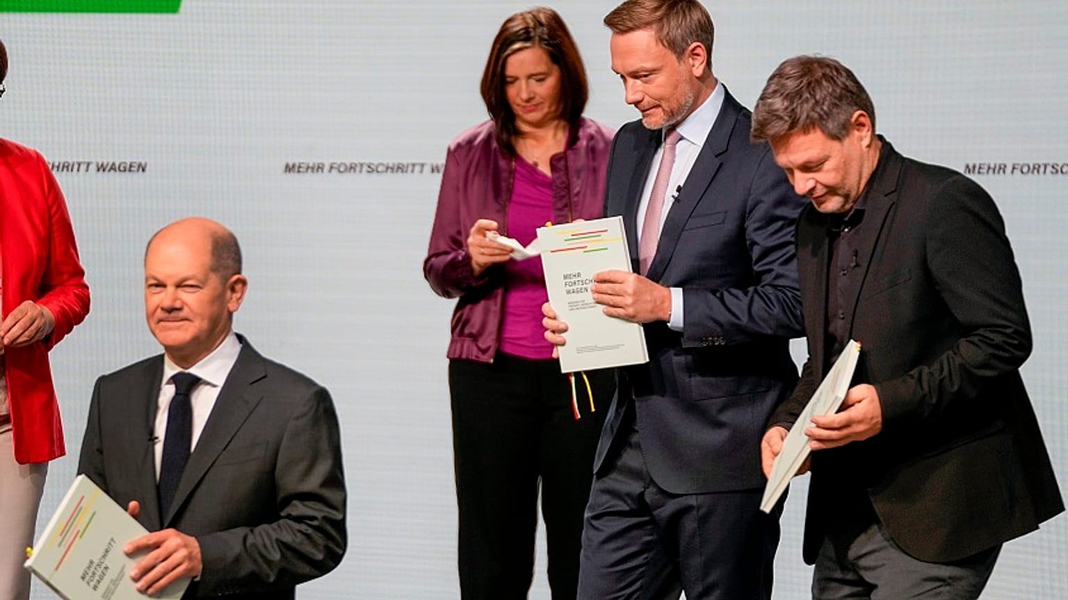 Olaf Scholz, Christian Lindner und Robert Habeck nach der Unterzeichnung des Koalitionsvertrags