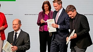 Olaf Scholz, Christian Lindner und Robert Habeck nach der Unterzeichnung des Koalitionsvertrags