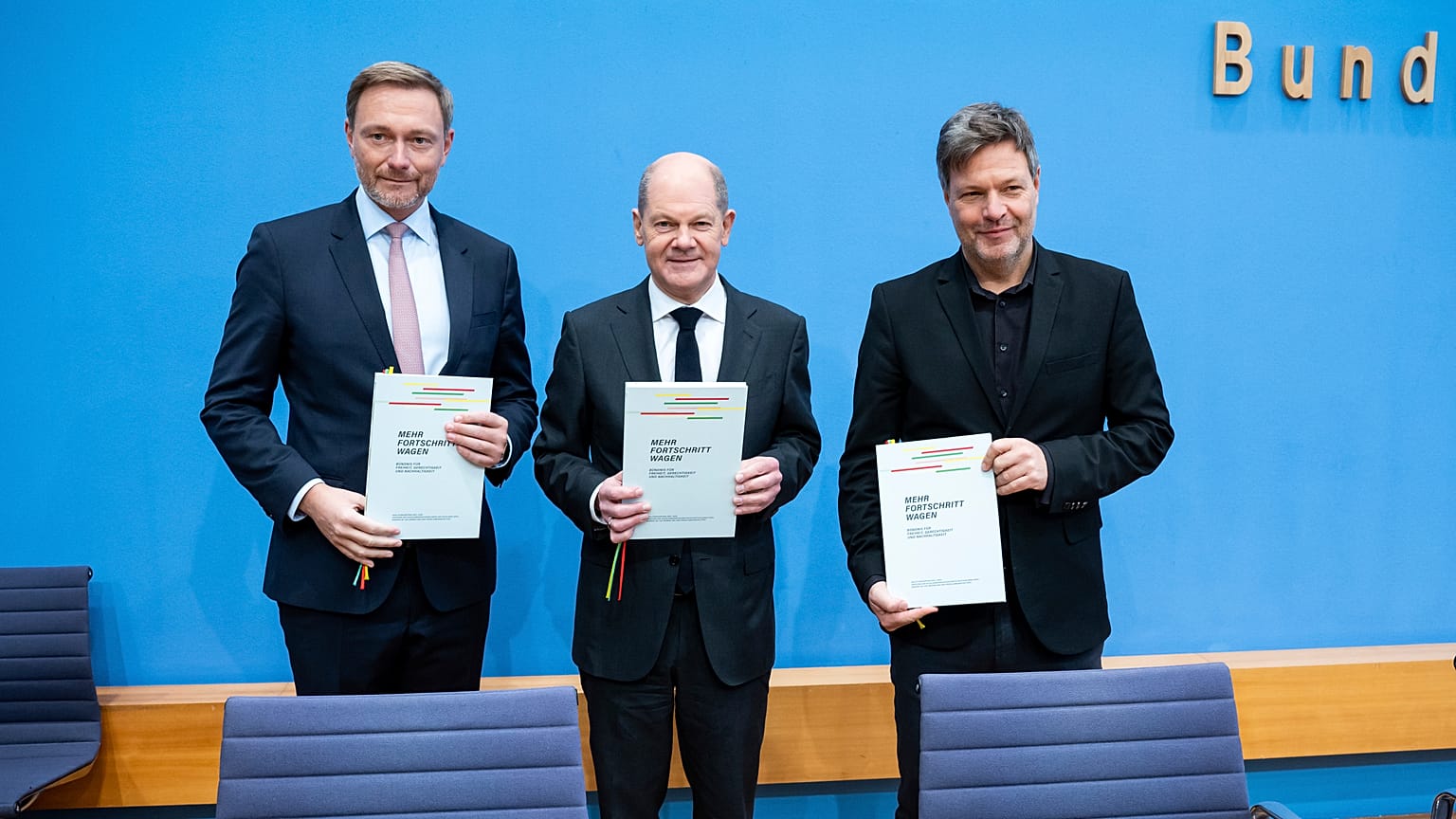  Christian Lindner, Olaf Scholz und Robert Habeck halten den neuen Koalitionsvertrag in den Händen
