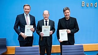  Christian Lindner, Olaf Scholz und Robert Habeck halten den neuen Koalitionsvertrag in den Händen