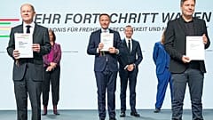 Das neue Kabinett stellt den Koalitionsvertrag vor.