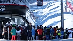 A Szarajevóhoz közeli Jahorina és Bjelasnica hegyek lejtőinél hosszú, tömött sorokban várják a sírajongók, hogy lecsúszhassanak a friss havon. 