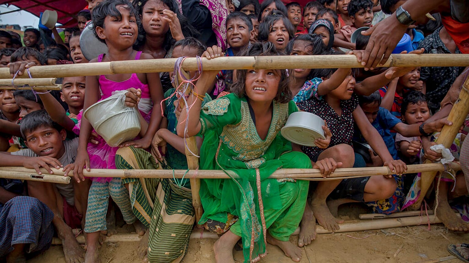 Bangladeş'teki mülteci kampında Türk ekipler tarafından dağıtılan insani yardımı bekleyen Arakanlı çocuklar / Arşiv