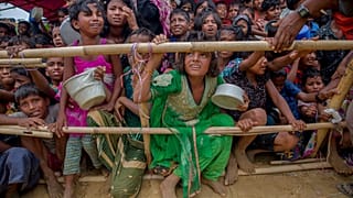 Bangladeş'teki mülteci kampında Türk ekipler tarafından dağıtılan insani yardımı bekleyen Arakanlı çocuklar / Arşiv