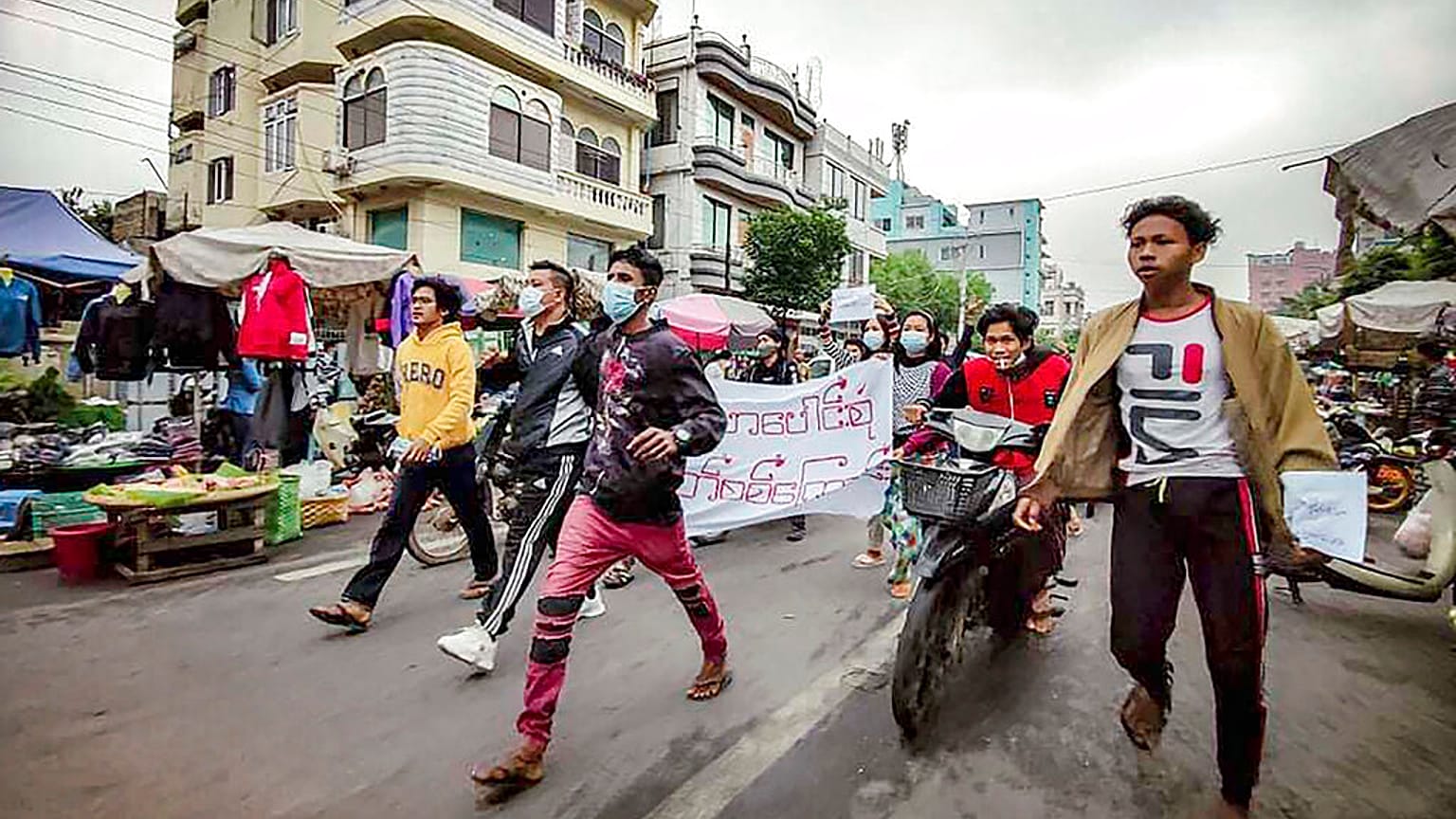 Myanmar’da devrik lider Aung San Suu Çii'ye verilen hapis cezası protesto edildi
