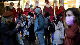 Wintereinkäufe in Paris: Regierungen in ganz Europa suchen nach Lösungen, die schnelle Verbreitung von Omikron aufzuhalten.