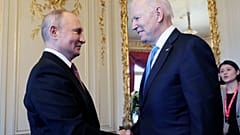 Vlagyimir Putyin orosz (b) és Joe Biden amerikai elnök köszönti egymást a Genfi-tó partján található La Grange-villában rendezett csúcstalálkozójuk előtt 2021. június 16-án.