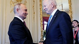Vlagyimir Putyin orosz (b) és Joe Biden amerikai elnök köszönti egymást a Genfi-tó partján található La Grange-villában rendezett csúcstalálkozójuk előtt 2021. június 16-án.