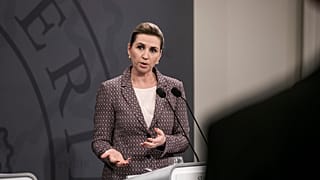 Mette Frederiksen warnt: Die Omikron-Variante breite sich unheimlich schnell aus.