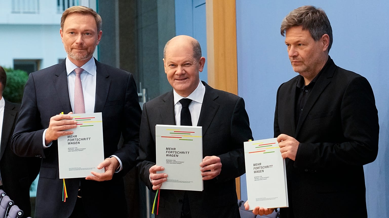 Der künftige Kanzler, Vize-Kanzler und Vize-Vize-Kanzler präsentieren den Koalitionsvertrag.