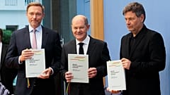 Der künftige Kanzler, Vize-Kanzler und Vize-Vize-Kanzler präsentieren den Koalitionsvertrag.