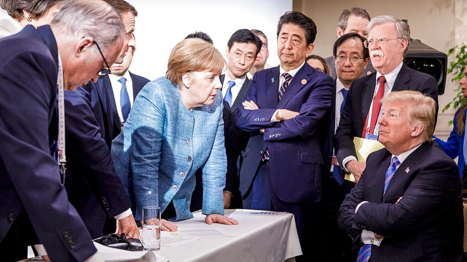 DOSYA - Eski Almanya Şansölyesi Angela Merkel, 9 Haziran 2018 tarihinde Kanada'nın Quebec eyaletindeki La Malbaie kentinde düzenlenen G7 Zirvesi'nde sağda oturan ABD Başkanı Donald Trump ile konuşuyor. 