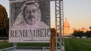 La veuve de Jamal Khashoggi devant un portrait de son compagnon assassiné en 2018, lors d'une cérémonie organisée le 1er octobre 2021 à Washington