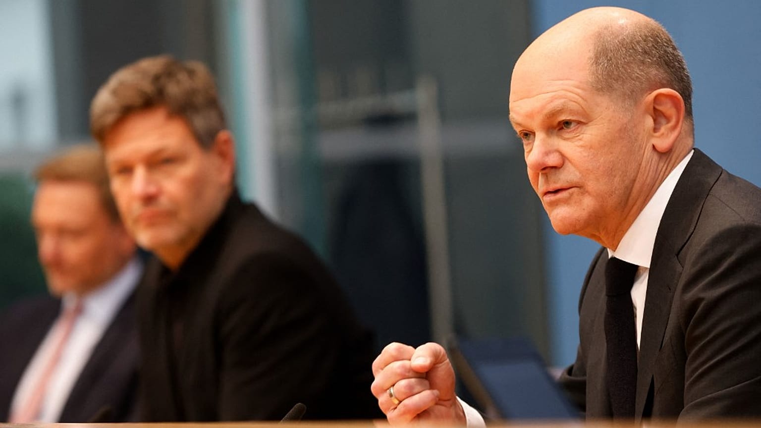 Olaf Scholz - SPD  (rechts) auf der Pressekonferenz mit Robert Habeck (Grüne) und Christian Lindner (FDP)