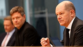 Olaf Scholz - SPD (rechts) auf der Pressekonferenz mit Robert Habeck (Grüne) und Christian Lindner (FDP)