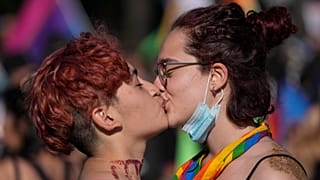 Una pareja se besa durante el desfile anual del Orgullo Gay en Santiago de Chile, el 13 de noviembre de 2021.