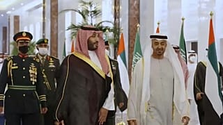 ولي العهد السعودي يصل أبو ظبي في إطار جولة خليجية.