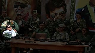 Hernán Darío Velásquez, a la izquierda de la imagen, con otros disidentes de las FARC