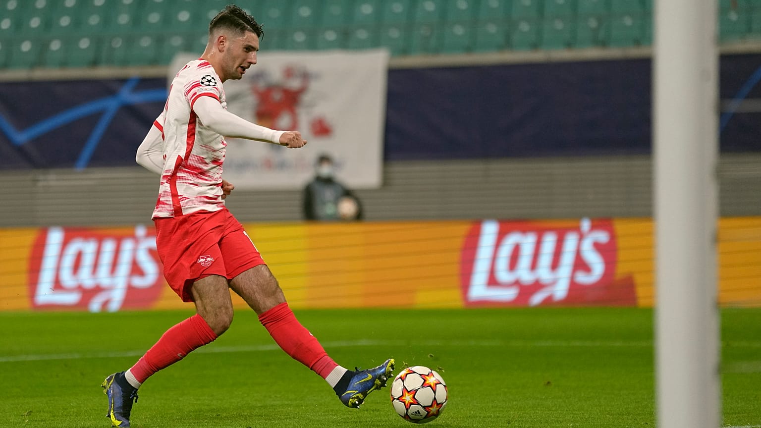 Szoboszlai Dominik, az RB Leipzig játékosa berúgja csapata első gólját a Manchester City ellen 