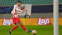 Szoboszlai Dominik, az RB Leipzig játékosa berúgja csapata első gólját a Manchester City ellen 