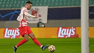 Szoboszlai Dominik, az RB Leipzig játékosa berúgja csapata első gólját a Manchester City ellen 