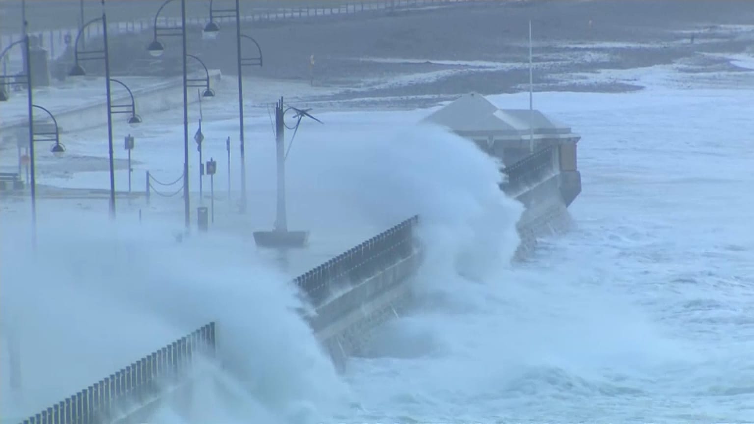 Em Cork, na IRpública da rlanda, o mar irrompeu pela marginal